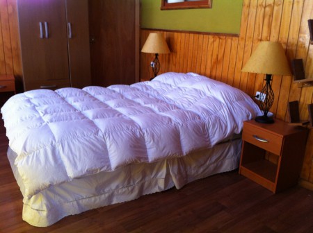 Habitación matrimonial con baño privado. Valor $35.000 ( treinta y cinco mil pesos). Haga sus consultas por descuentos especiales por su estadía. 